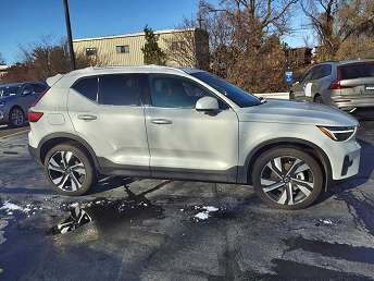 2025 Volvo XC40 B5 Plus 