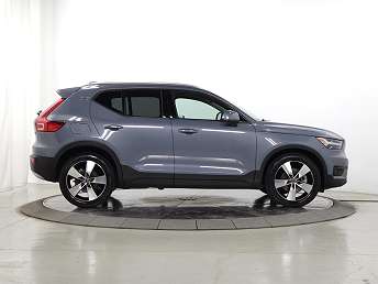 2022 Volvo XC40 T5 Momentum 
