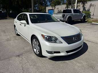 White Lexus LS 460 2010