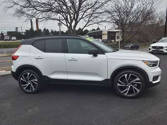 2022 Volvo XC40 T5 R-Design 