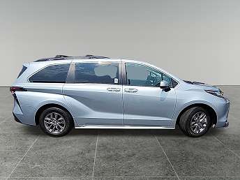 2023 Toyota Sienna XLE 