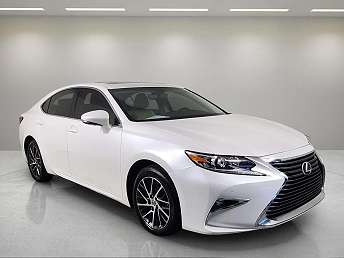 White Lexus ES Sedan 2016