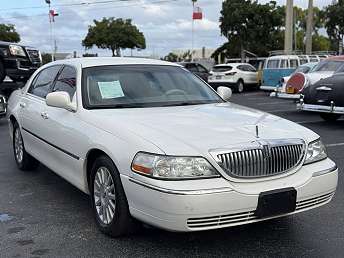 White Lincoln Town Car Sedan 2003