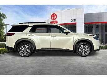 2024 Nissan Pathfinder SV 