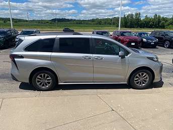 2023 Toyota Sienna LE 