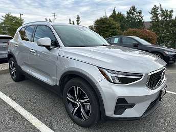 2025 Volvo XC40 B5 Core 