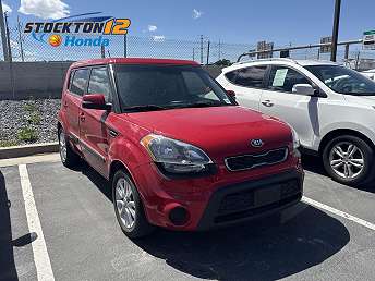 Red Kia Soul Wagon 2013