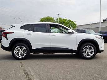 White Chevrolet Trax SUV 2024