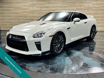 White Nissan GT-R Coupe 2017