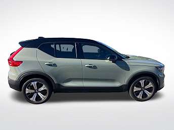 Green Volvo XC40 P8 Core 2023