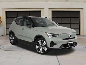 Green Volvo XC40 P8 Core 2023