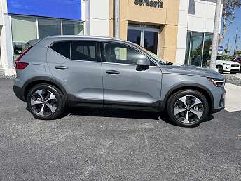 2023 Volvo XC40 B5 Plus 