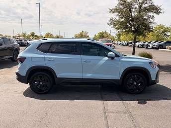 2025 Volkswagen Taos SE 