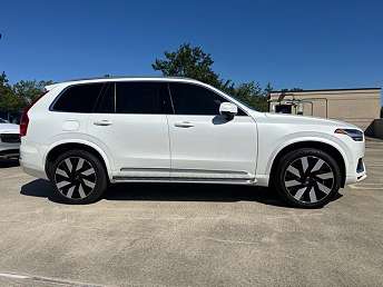 2025 Volvo XC90 T8 Plus 