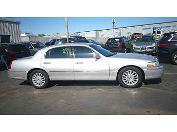 Gray Lincoln Town Car Signature 2003