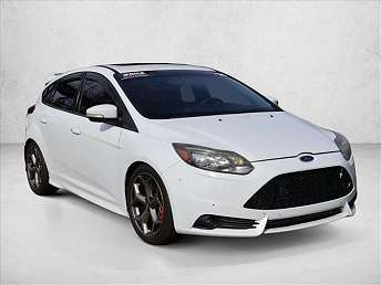 White Ford Focus Hatchback 2014