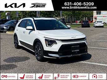 White Kia Niro SX Touring 2023