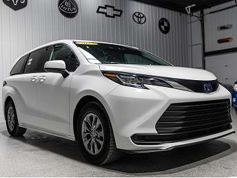 2023 Toyota Sienna LE 
