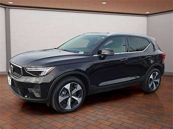 2025 Volvo XC40 B5 Plus 