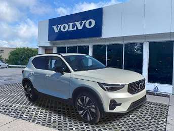 2025 Volvo XC40 B5 Plus 