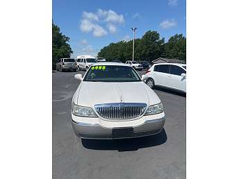 White Lincoln Town Car Signature 2003