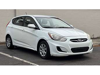 White Hyundai Accent GS 2012