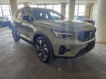 2023 Volvo XC40 B5 Plus 