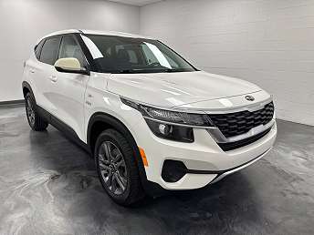 2021 White Kia Seltos