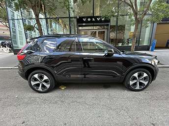 2024 Volvo XC40 B5 Plus 