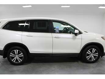 White Honda Pilot SUV 2017