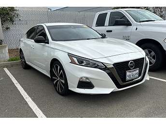 White Nissan Altima Sedan 2022