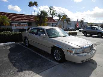 Beige Lincoln Town Car Sedan 2003