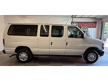 White Ford Econoline E-350 2014