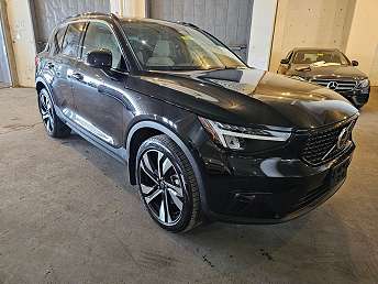 2023 Volvo XC40 B5 Plus 