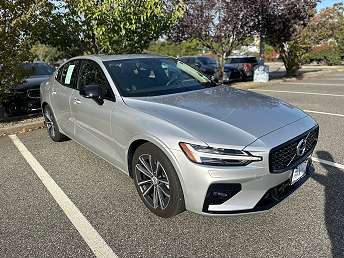 2022 Volvo S60 B5 Momentum 
