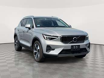 2025 Volvo XC40 B5 Plus 