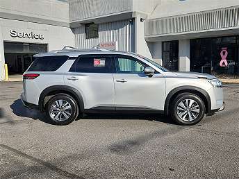2022 Nissan Pathfinder SL 