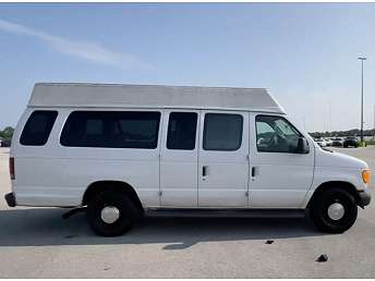 White Ford Econoline E-350 2004