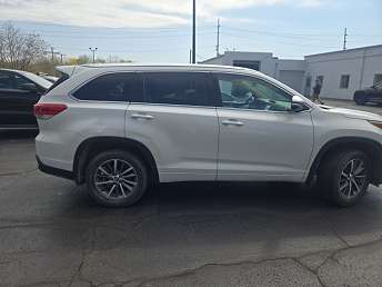 White Toyota Highlander XLE 2018