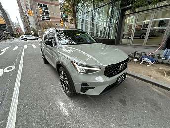 2023 Volvo XC40 B5 Plus 