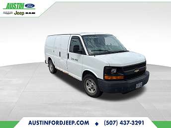 White Chevrolet Express 1500 2008