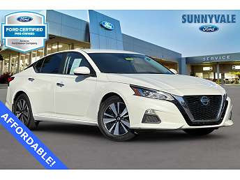 White Nissan Altima Sedan 2021