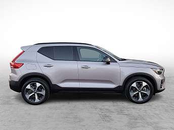 2026 Volvo XC40 B5 Plus 