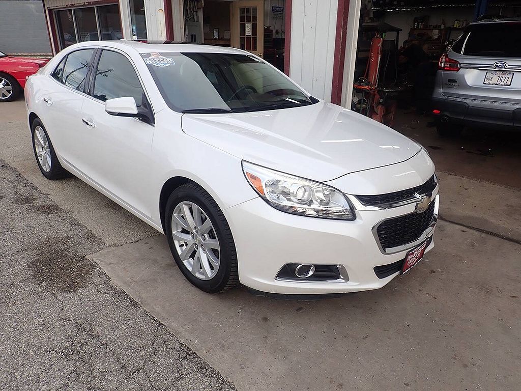 White Chevrolet Malibu LTZ 2016