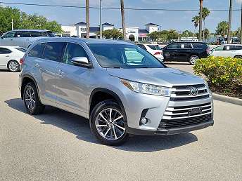 Silver Toyota Highlander XLE 2017