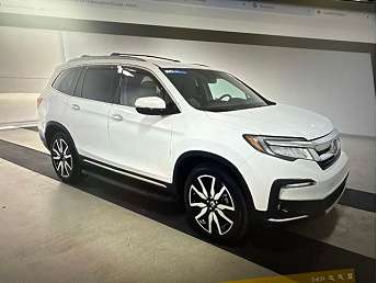 White Honda Pilot SUV 2022