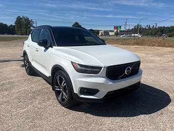 White Volvo XC40 SUV 2020