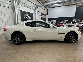 White Maserati GranTurismo Base 2010