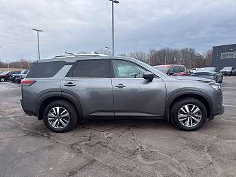 2024 Nissan Pathfinder SL 