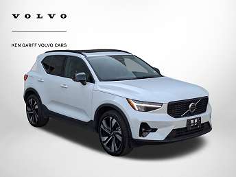 2025 Volvo XC40 B5 Plus 
